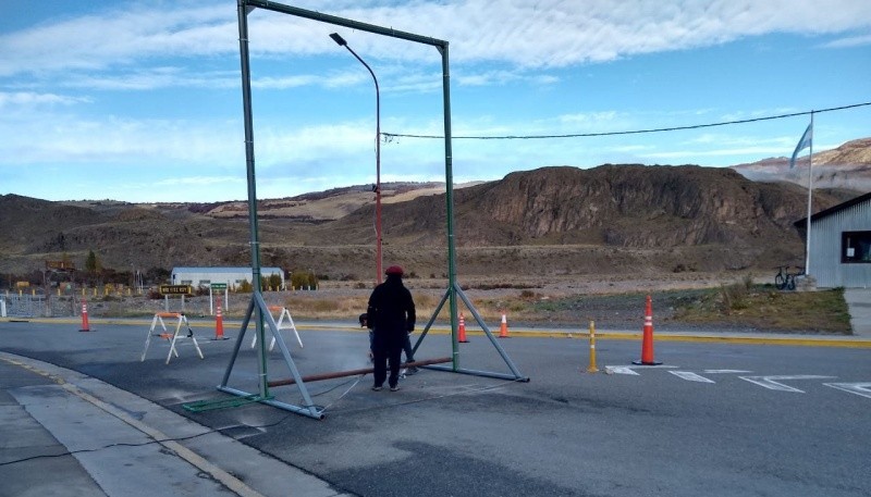 Se fabricó un arco para desinfectar vehículos.