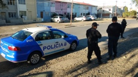 Se trenzaron en una pelea, entraron a un local y rompieron todo