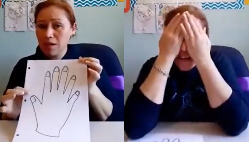 Una maestra enseñó a contar hasta cinco con un dibujo de una mano con seis dedos