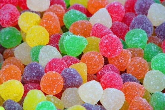 Cómo preparar gomitas dulces caseras con los chicos