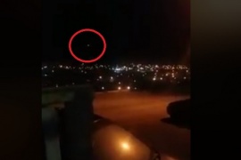 Vecina muestra video donde se escuchan estruendos y se ven luces en el cielo