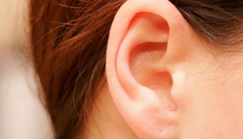 Secreciones detrás de las orejas: qué las produce y cómo se soluciona