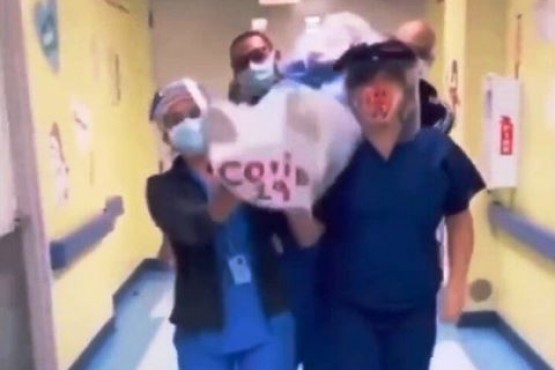 Enfermeros imitan a los africanos del ataúd con un supuesto muerto por coronavirus