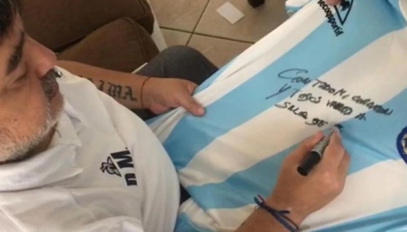 Maradona firmó la camiseta. 