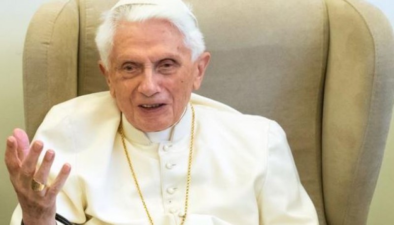 Benedicto XVI comparó la homosexualidad con el “anticristo” y denunció que quieren silenciarlo