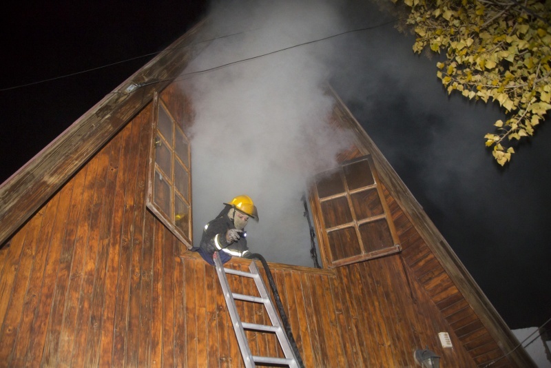 Bomberos en el lugar. (C.G)