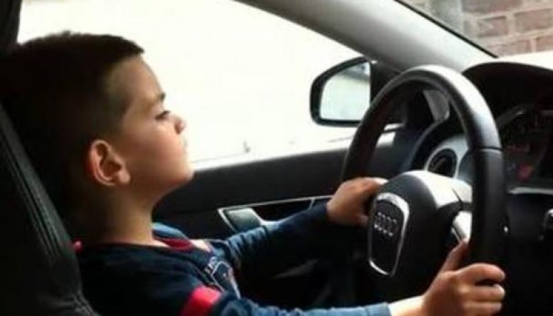 Un niño de cinco años le robó el auto a su madre y se fue a comprar un Lamborghini