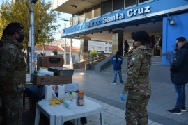 Gobierno, Municipio y Ejército montan carpa calefaccionada frente el Banco Santa Cruz