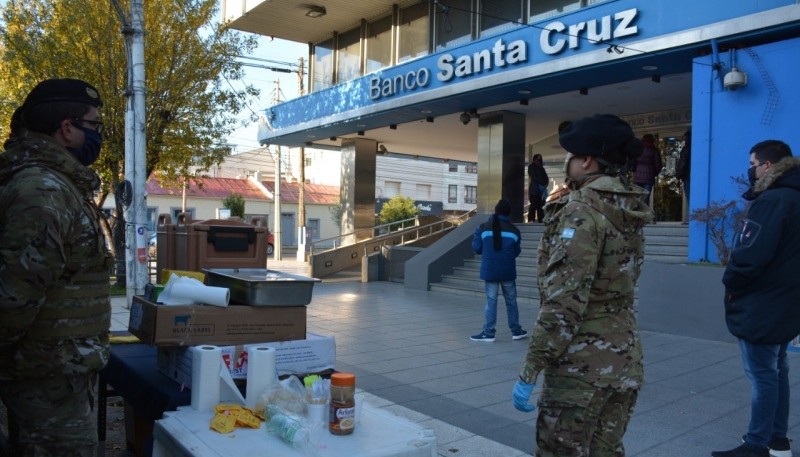 Gobierno, Municipio y Ejército montan carpa calefaccionada frente el Banco Santa Cruz 