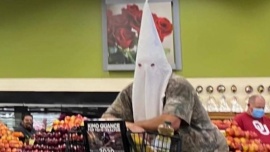 Se puso una capucha del KKK para ir al supermercado