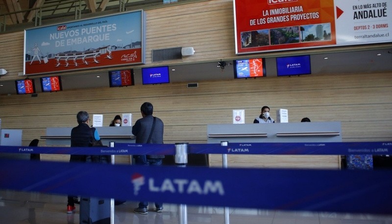 Mostrador de LATAM (Foto Agencia Uno).