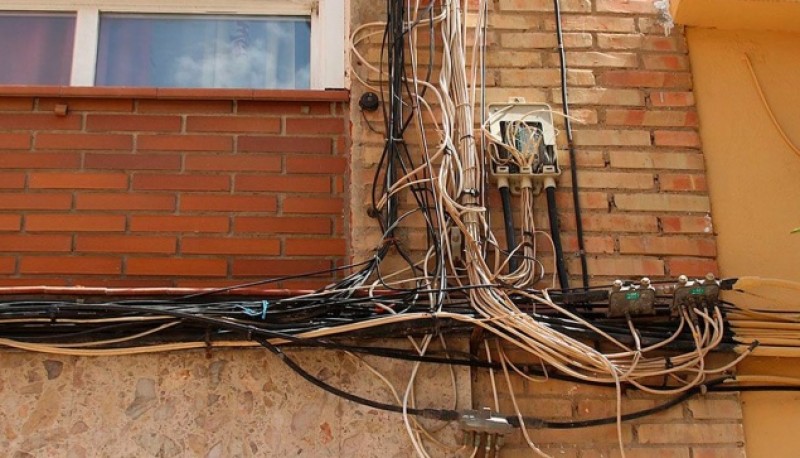 Dos niños cortaron el cable de internet de la maestra para no tener más tarea