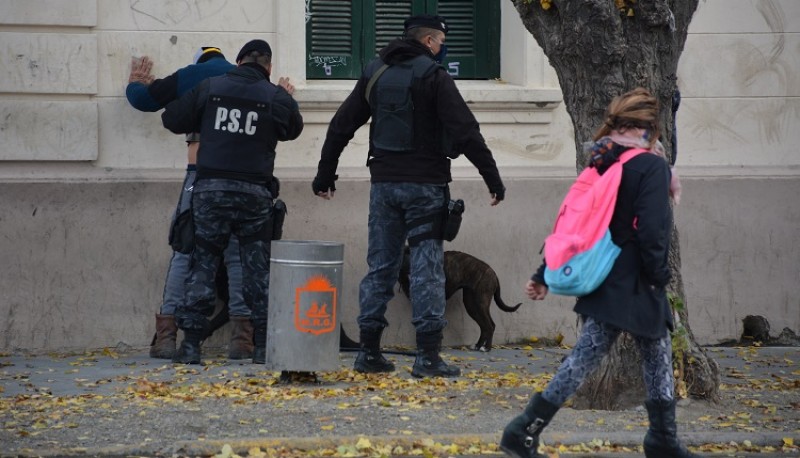 Aprehenden a dos hombres por orinar en la vía pública (C.R)