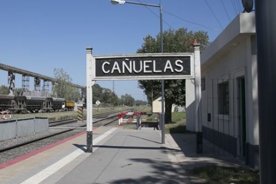 Según indicaron, la pareja, que vive en la localidad de Carlos Spegazzini, denunció a la policía que una mujer se había llevado a la niña en el cruce de Leandro N. Alem en una camioneta blanca con vidrios polarizados. Pero eso no es todo. Además, sostuvieron que conocían a la otra sospechosa por Facebook.  Lisandro Damián Damonte, fiscal de La Unidad Funcional Número 1 de Cañuelas, está a cargo de la investigación y caratuló la causa como “Sustracción de menor” y detuvo a los dos padres de la niña sospechados del delito.