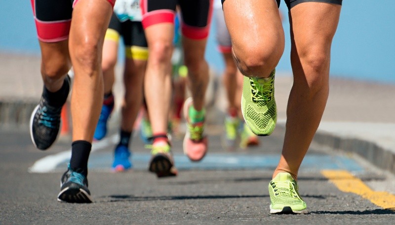 Runners en acción y a la espera.