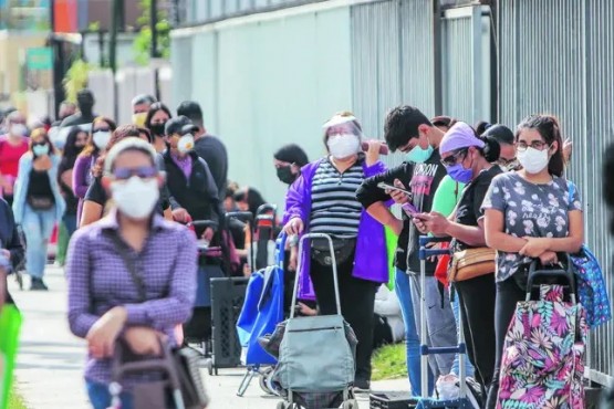 Personas con barbijos en las calles de Chile. 