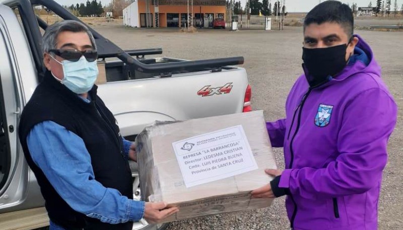 El Director de Seguridad Vial De la Municipalidad de Piedra Buena, Cristian Ledesma, recibe los barbijos.