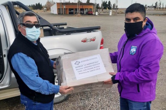 El Director de Seguridad Vial De la Municipalidad de Piedra Buena, Cristian Ledesma, recibe los barbijos.