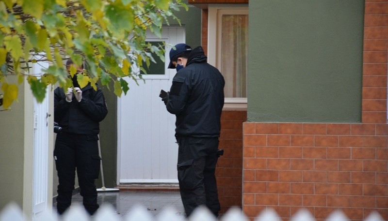 Policías trabajando en el lugar (Foto: C. Robledo).