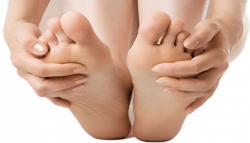 La hinchazón en los dedos del pie podría ser otro síntoma del virus