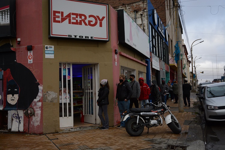 Llegaron los cigarrillos y aparecieron las largas colas (F.C)