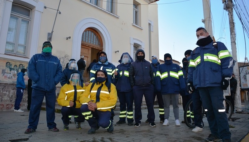 Trabajadores del Correo Argentino afuera de la sucursal (Foto: C. Robledo))