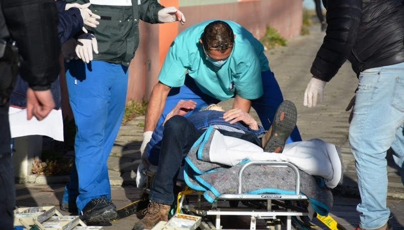 Personal sanitario llevando al hombre en la camilla (Foto: C.Robledo).