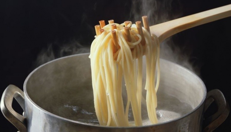  Chefs italianos recomiendan guardar el agua de la pasta por un delicioso motivo