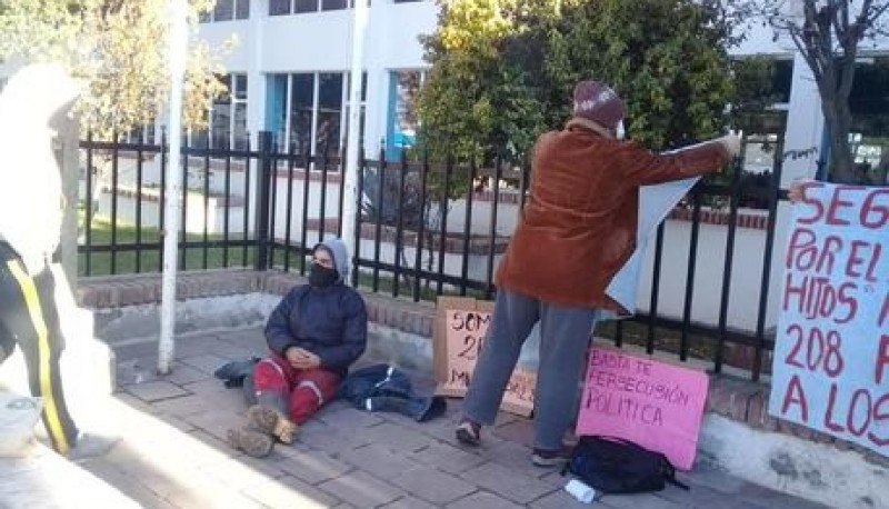 Municipal despedido se rocía con nafta en medio de una protesta por su reinstalación