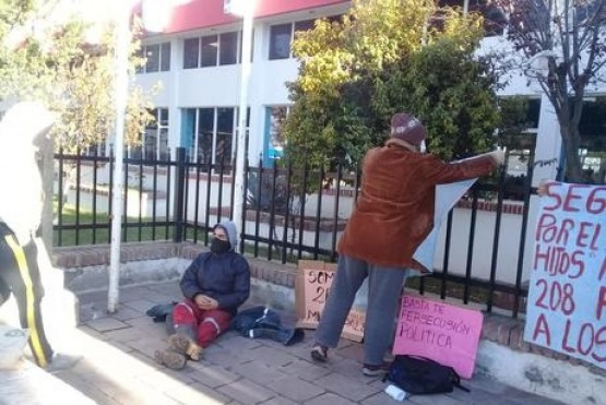 Municipal despedido se rocía con nafta en medio de una protesta por su reinstalación