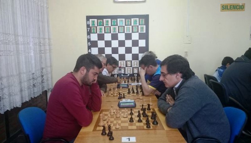 Campeón (Izq.) fue el primer tablero en el duelo ante Chivilcoy. 