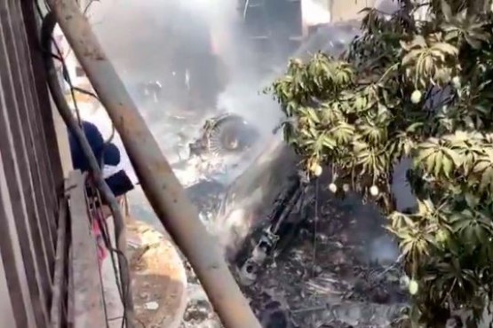 Se estrelló un avión con 107 personas en un barrio de Pakistán