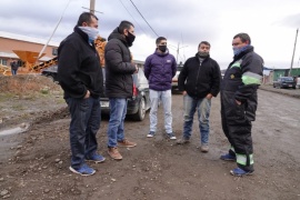 Gómez Bull recorrió la cuenca carbonifera para entregar sal para el deshielo de las calles