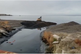 Abrieron paso al agua contaminada del arroyo Belgrano para que desemboque en el mar