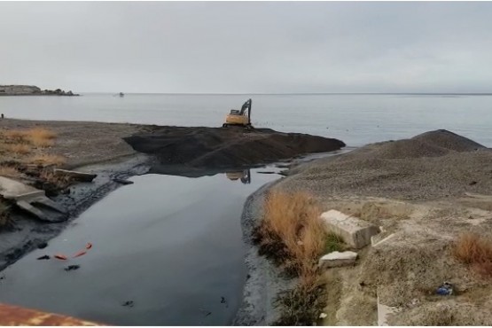 Abrieron paso al agua contaminada del arroyo Belgrano para que desemboque en el mar