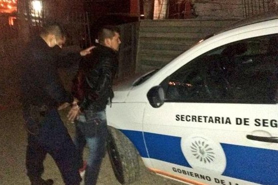 El hombre fue detenido por la policía.