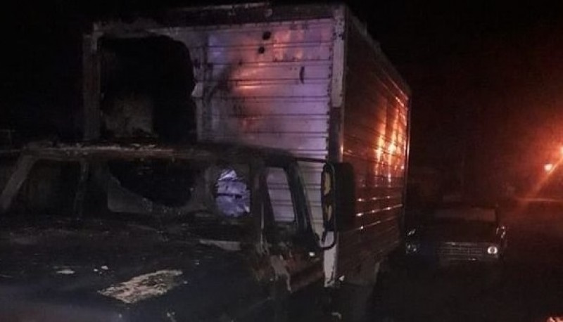 Dio positivo y los vecinos le incendiaron la camioneta