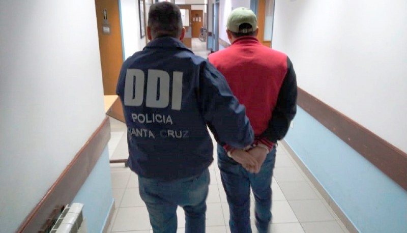 Momento que uno de los detenidos ingresa a la dependencia. 