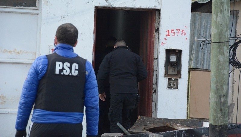 En la vivienda se secuestró una prenda de vestir de policía. (Foto: C.R.)