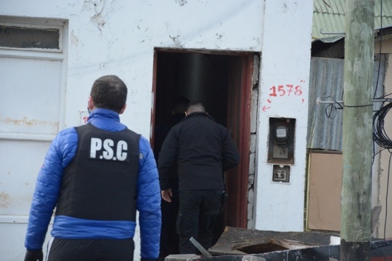 En la vivienda se secuestró una prenda de vestir de policía. (Foto: C.R.)