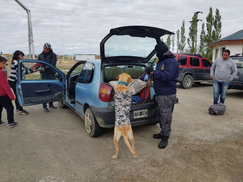 Controles en el acceso de Piedra Buena. 