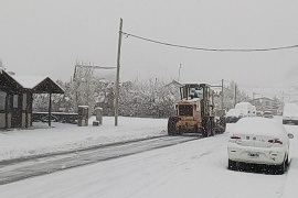 Activan mantenimiento vial invernal tras intensa nevada en El Chaltén