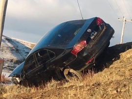 Un auto VW desbarrancó y quedó de lateral en el Dique San José