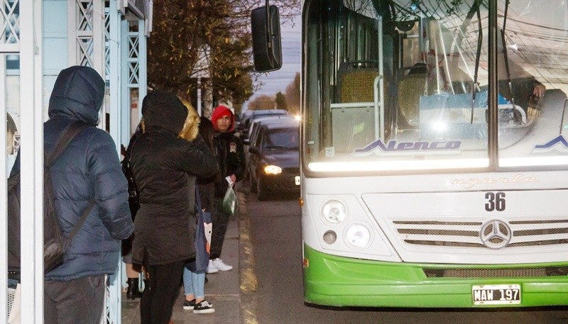 Gente esperando el colectivo.