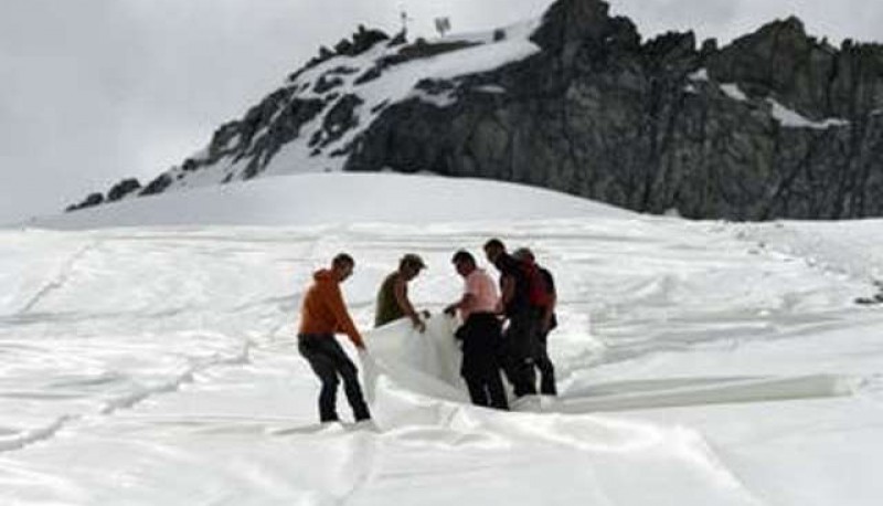 Cubren un glaciar con tela para protegerlo