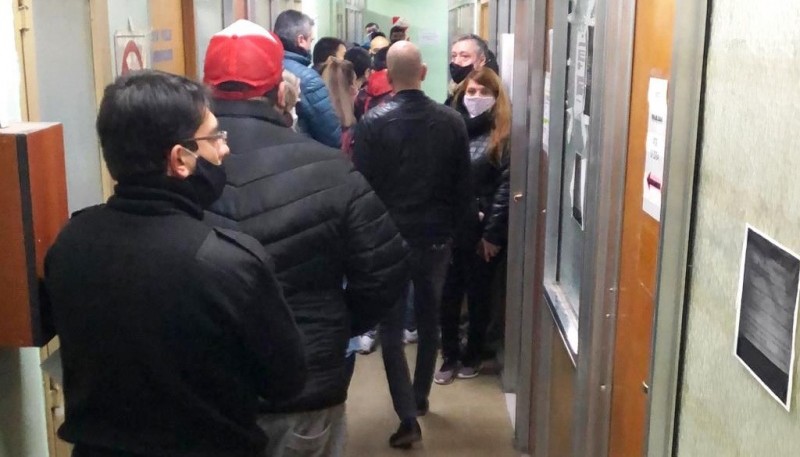 Trabajadores haciendo fila en la Central Municipal 