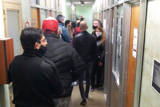 Trabajadores haciendo fila en la Central Municipal 