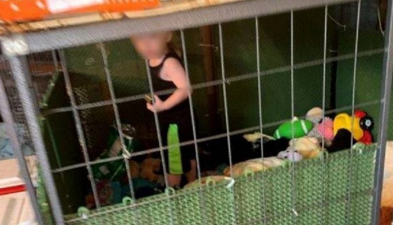 Rescataron a un nene de 18 meses que estaba encerrado en una jaula y rodeado de animales