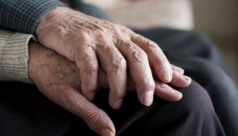 Un estudio revela por qué el Alzheimer afecta más a mujeres que a hombres