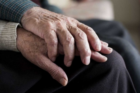 Un estudio revela por qué el Alzheimer afecta más a mujeres que a hombres